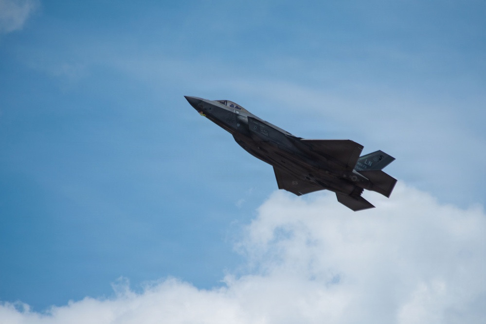 비행 중인 미 공군 F-35A 라이트닝 II