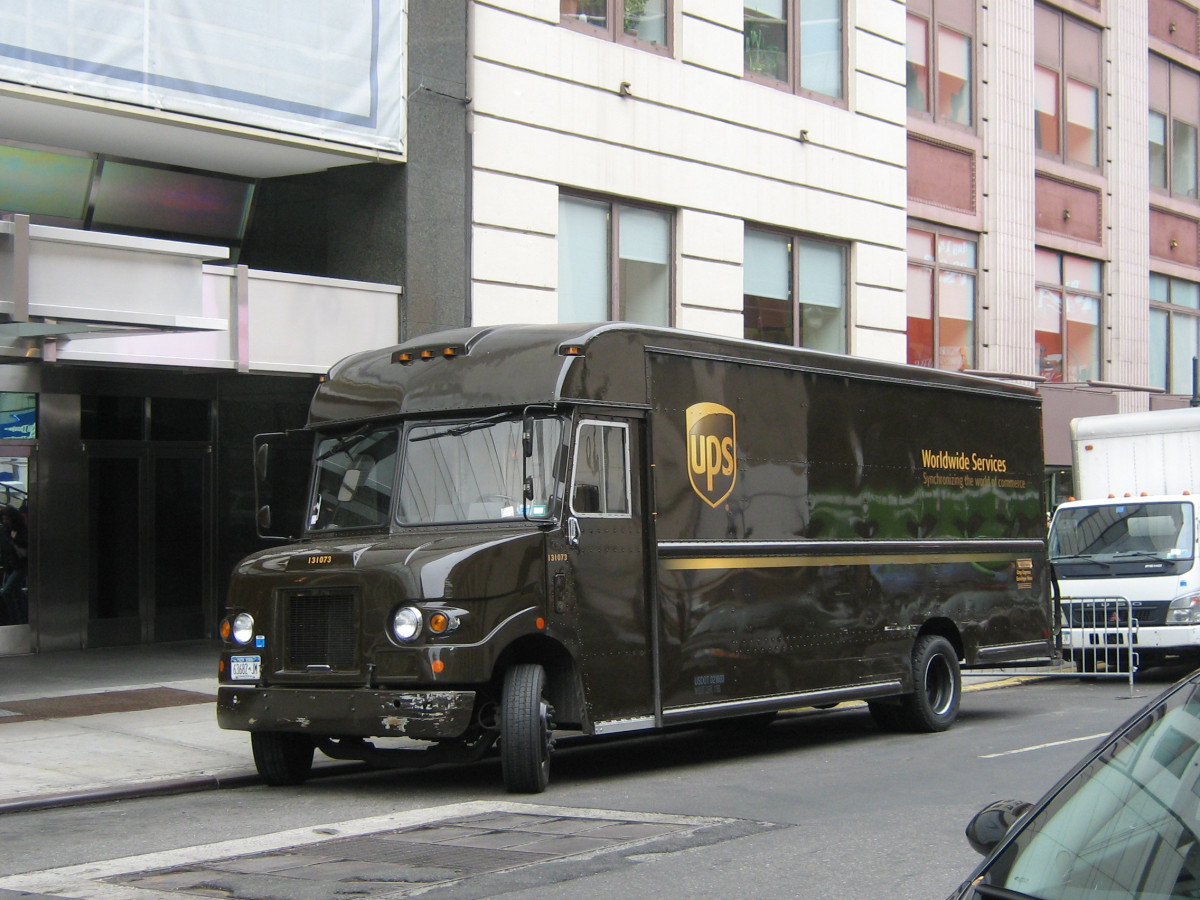 UPS 배송 차량